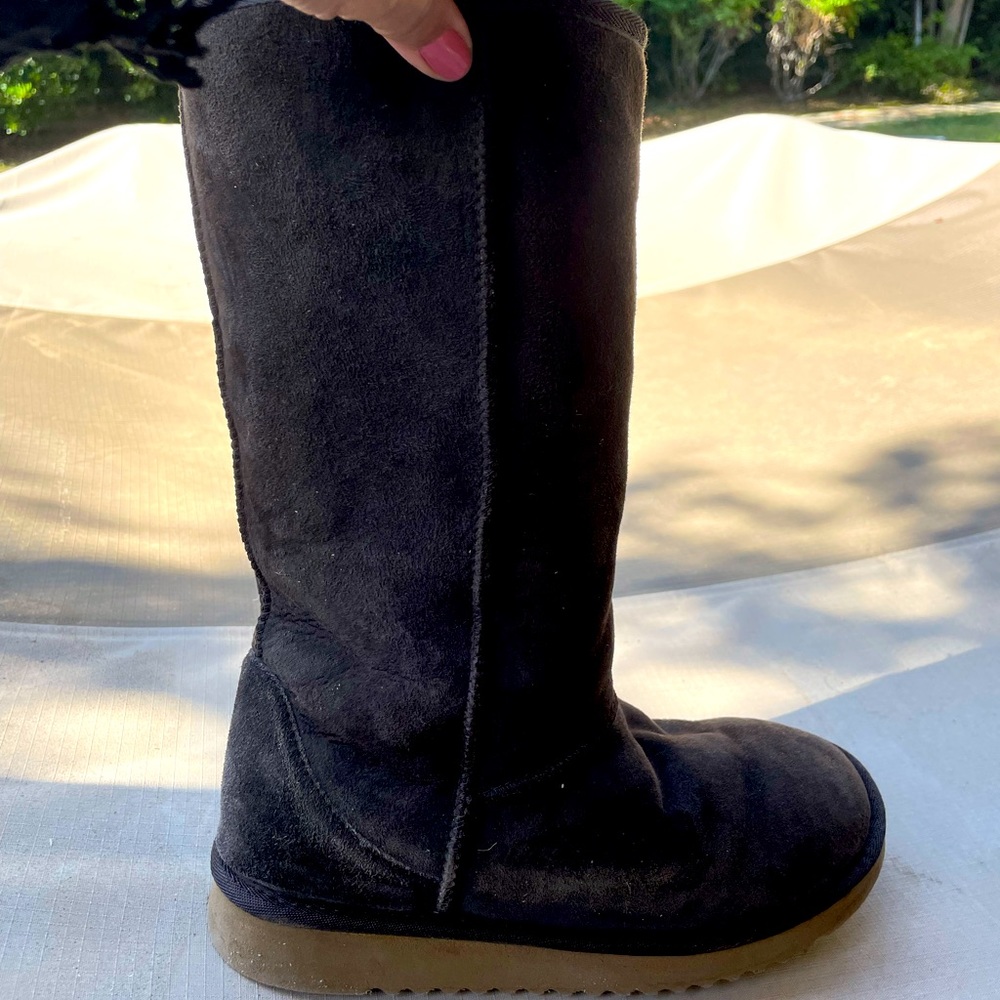 Women’s chocolate brown Ugg-like boots. Sheepskin inside. Like new!